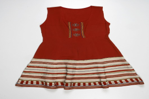 Ein leuchtend rotes Kleid mit horizontalen weißen und gelben Streifen vor einem weißen Hintergrund.