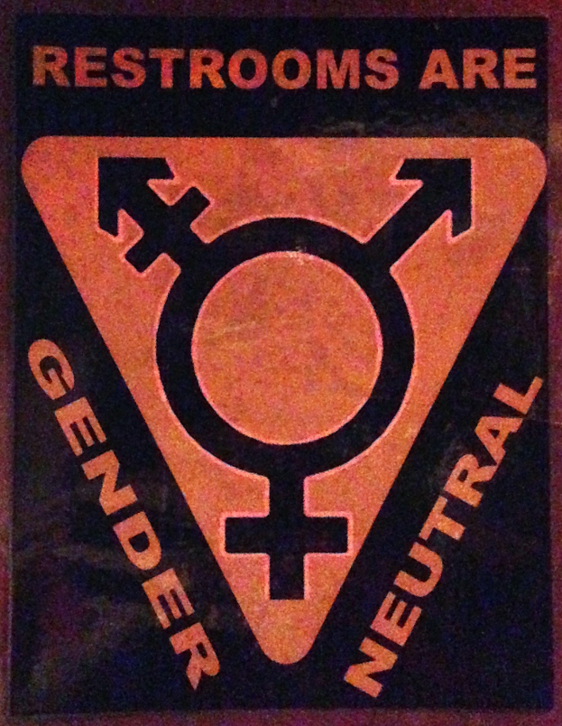 Plakat mit der Aufschrift "Toiletten sind genderneutral" betont die Geschlechtergerechtigkeit in den Toiletteneinrichtungen.