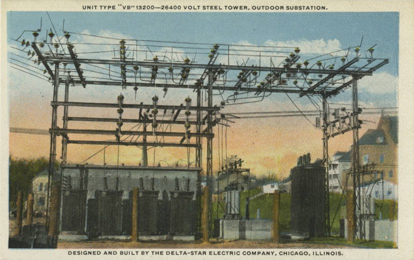Schwarz-weiß-Postkarte einer elektrischen Umspannstation in Chicago, Illinois, die einen elektrischen Mast mit Transformatoren, Gebäude, Bäume und einen bewölkten Himmel zeigt, mit Text am unteren Rand.