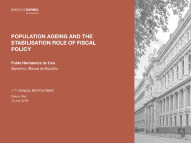 Schwarz-weiß-Bild eines Gebäudes auf der rechten Seite mit Fußgängern auf der Straße davor und Text auf der linken Seite, der "Bevölkerungsalterung und die Stabilisierungsrolle der Fiskalpolitik" lautet.