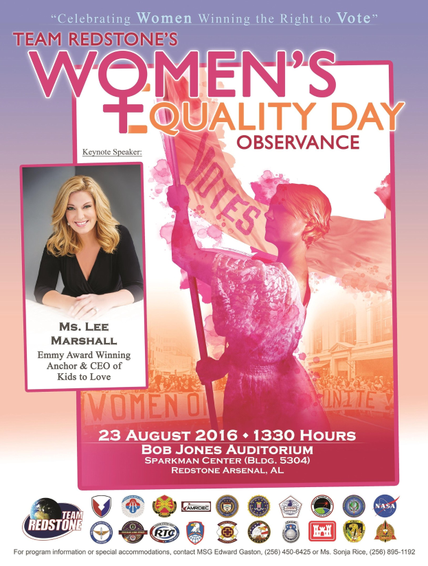 Plakat für die Feier des Women's Equality Day von Team Redstone mit einer Frau, die eine Fahne mit dem Text "Women's Equality" hält, Logos und Veranstaltungdetails am unteren Rand.