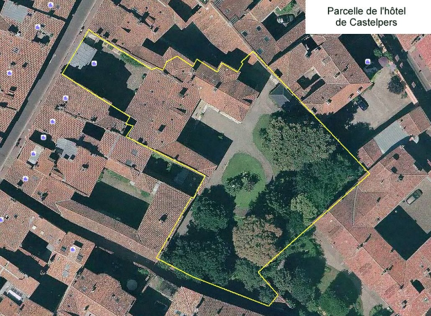 Luftaufnahme einer Stadt mit Gebäuden, Bäumen und Gras, mit einer Karte oben rechts, die die Lage eines Hotels mit einer gelben Linie markiert.