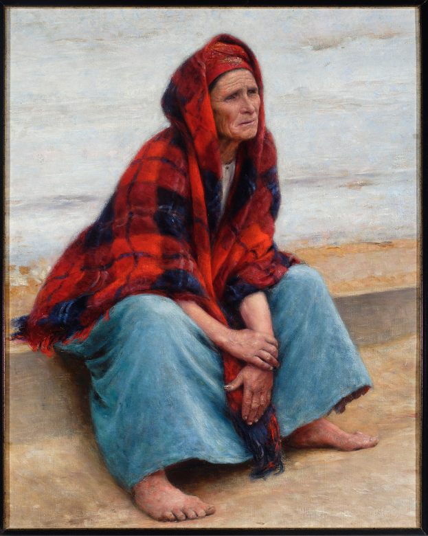 Eine alte Frau sitzt am Strand bei Sonnenuntergang, trägt ein helles Kleid mit einem Dutt, hat die Augen geschlossen und die Hände im Schoß, eingerahmt in einem Foto Rahmen.