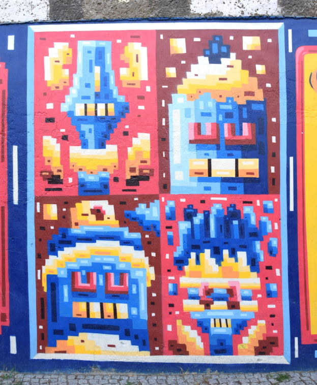 Ein leuchtendes, farbenfrohes Wandbild an der Seite eines Gebäudes in Berlin, Deutschland.