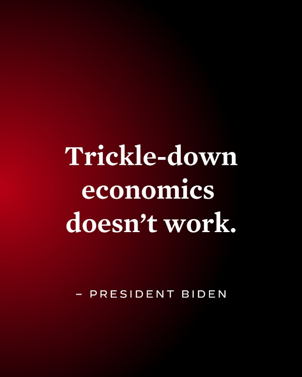 Plakat mit fettem schwarzem Text "Trickle-Down Economics Doesn't Work" auf einem weißen Hintergrund, umrahmt von einem dünnen schwarzen Rand, begleitet von einem Zitat des Präsidenten Biden.