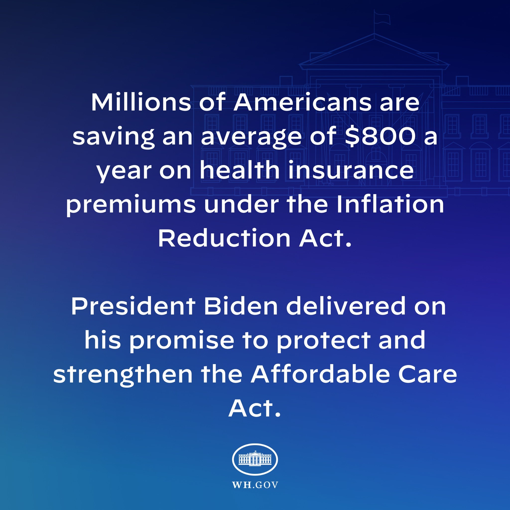 Blauer Hintergrund mit weißer Schrift, die besagt "Millionen von Amerikanern sparen durchschnittlich 800 USD im Jahr bei den Krankenversicherungsprämien unter dem Inflation Reduction Act" und ein Logo in der Mitte.