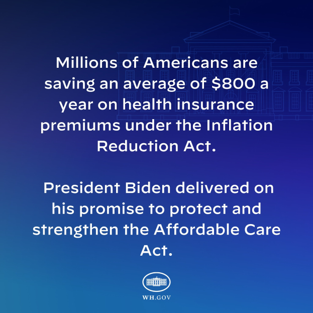 Blauer Hintergrund mit weißer Schrift, die besagt, dass Millionen von Amerikanern durchschnittlich $800 pro Jahr an den Gesundheitsversicherungsprämien unter dem Inflation Reduction Act sparen, mit einem Logo.