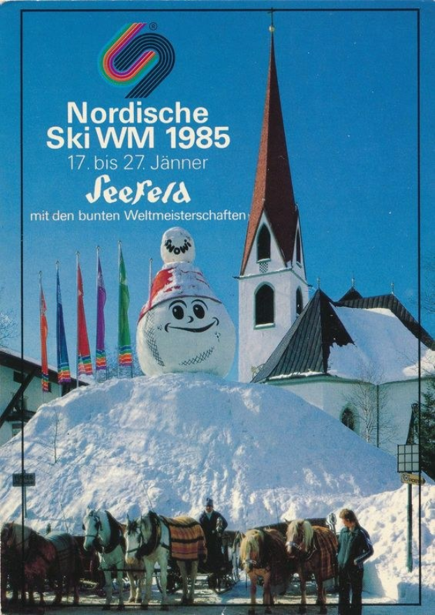 Plakat für die Nordischen Ski-Weltmeisterschaften 1985 in Seefeld, Schweiz, das eine schneebedeckte Landschaft mit Skifahrern, Pferden, Polen, Flaggen, Gebäuden, Bäumen und Himmel zeigt.