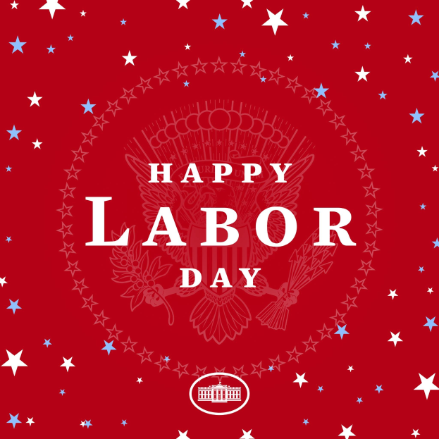 Ein Plakat mit "Happy Labor Day" in fetten, weißen Buchstaben auf einem hellroten Hintergrund, umgeben von farbigen Sternen verschiedener Größen.