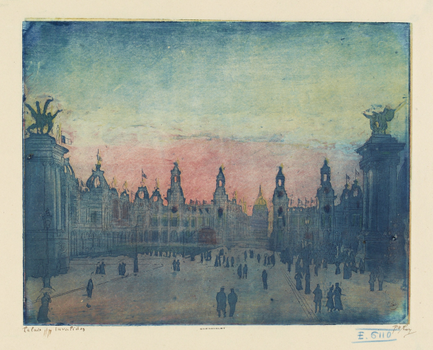 Ein Bild eines Stadtplatzes mit Menschen, umgeben von Gebaeuden und Statuen, mit Text unten.