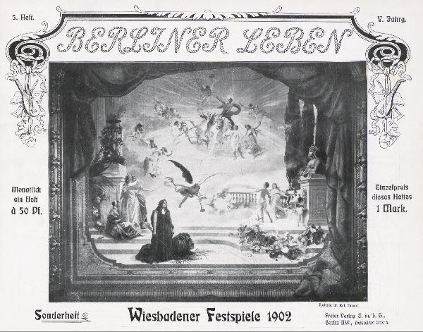 Schwarzes und weißes Foto einer Bühne mit Darstellern in traditioneller deutscher Tracht bei den "Wiesbadener Festspielen 1902", mit einem applaudierenden Publikum im Hintergrund.