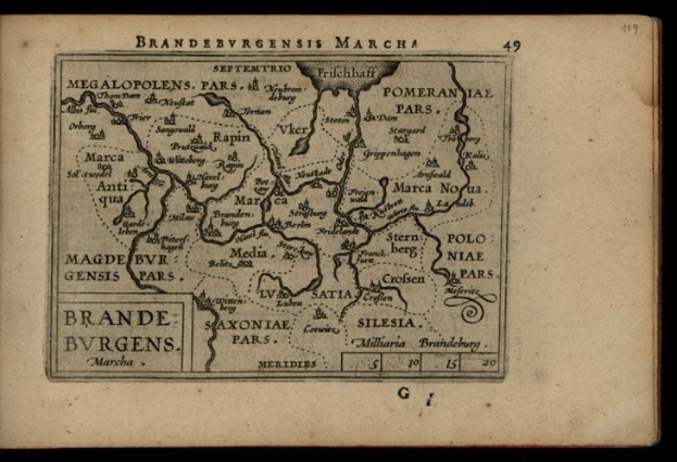 Altes Buch mit einem detaillierten Kartenmaterial der deutschen Region Brandenburg auf einem schwarzen Hintergrund, das geografische Merkmale und Text zeigt.