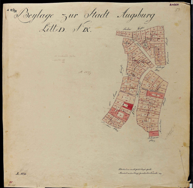 Ein altes Buch mit einer detaillierten Karte von Augsburg, das Straßen, Gebäude und Sehenswürdigkeiten zeigt.