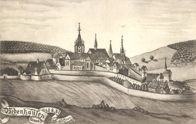 Eine Schwarz-Weiß-Zeichnung einer Stadt mit einem zentralen Schloss, umgeben von Häusern, Bäumen, Hügeln und einem Himmel, mit dem Text "Bayerisch" unten.