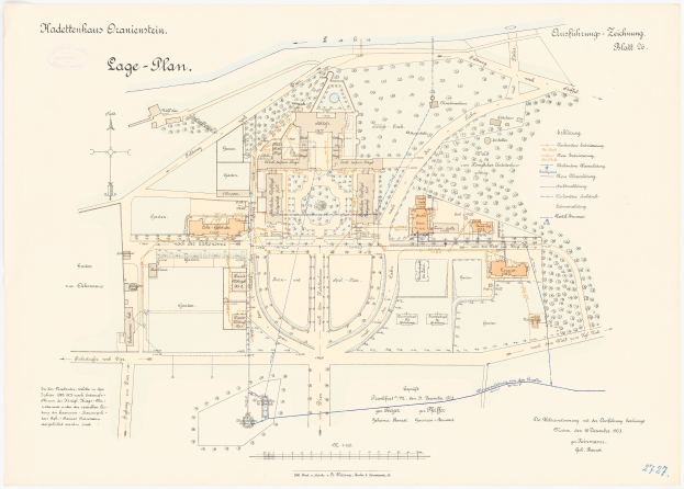 Ein detaillierter Stadtplan von Köln, Deutschland, mit einer handgezeichneten Gebäude-Skizze auf einer Papier-Überschicht mit Text über die Geschichte, Kultur und Sehenswürdigkeiten der Stadt.