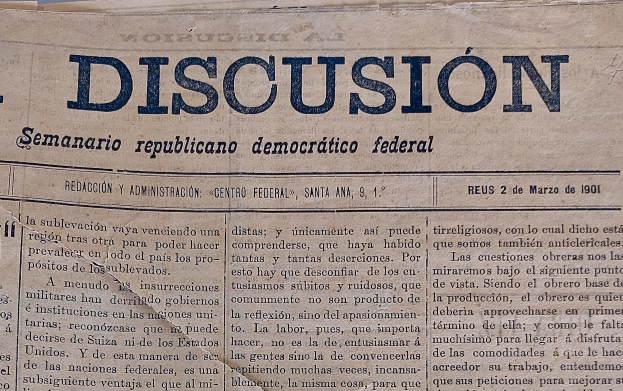 Zeitung mit gelbem, zerknittertem Papier, auf dem die Überschrift "Semanario Repúblicano Democrático Federal" und das Wort "Diskussion" in schwarzer Tinte steht.