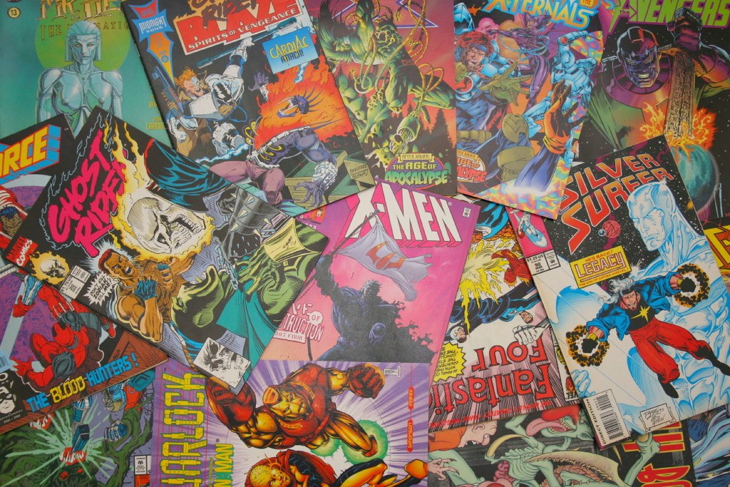 Eine Sammlung von Comic-Büchern, die gemeinsam ausgestellt sind.