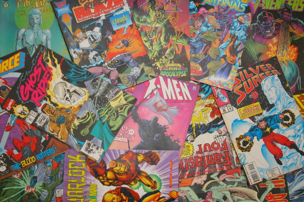 Eine Sammlung von Comic-Büchern, die gemeinsam ausgestellt sind.