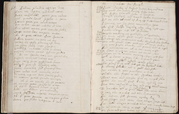 Ein aufgeschlagenes Buch mit sichtbarem Text auf seinen Seiten.