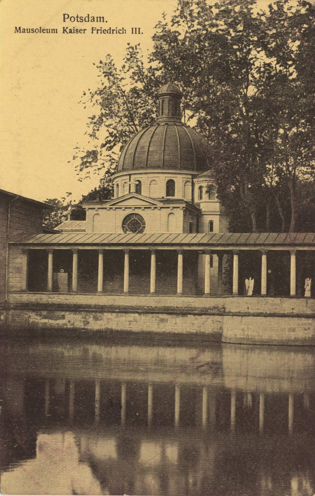 Schwarz-weiß-Foto des Potsdamer Mausoleums Kaiser Friedrich III, das ein Kuppelgebäude zeigt, das von Bäumen und Wasser umgeben ist, mit dem Namen oben.