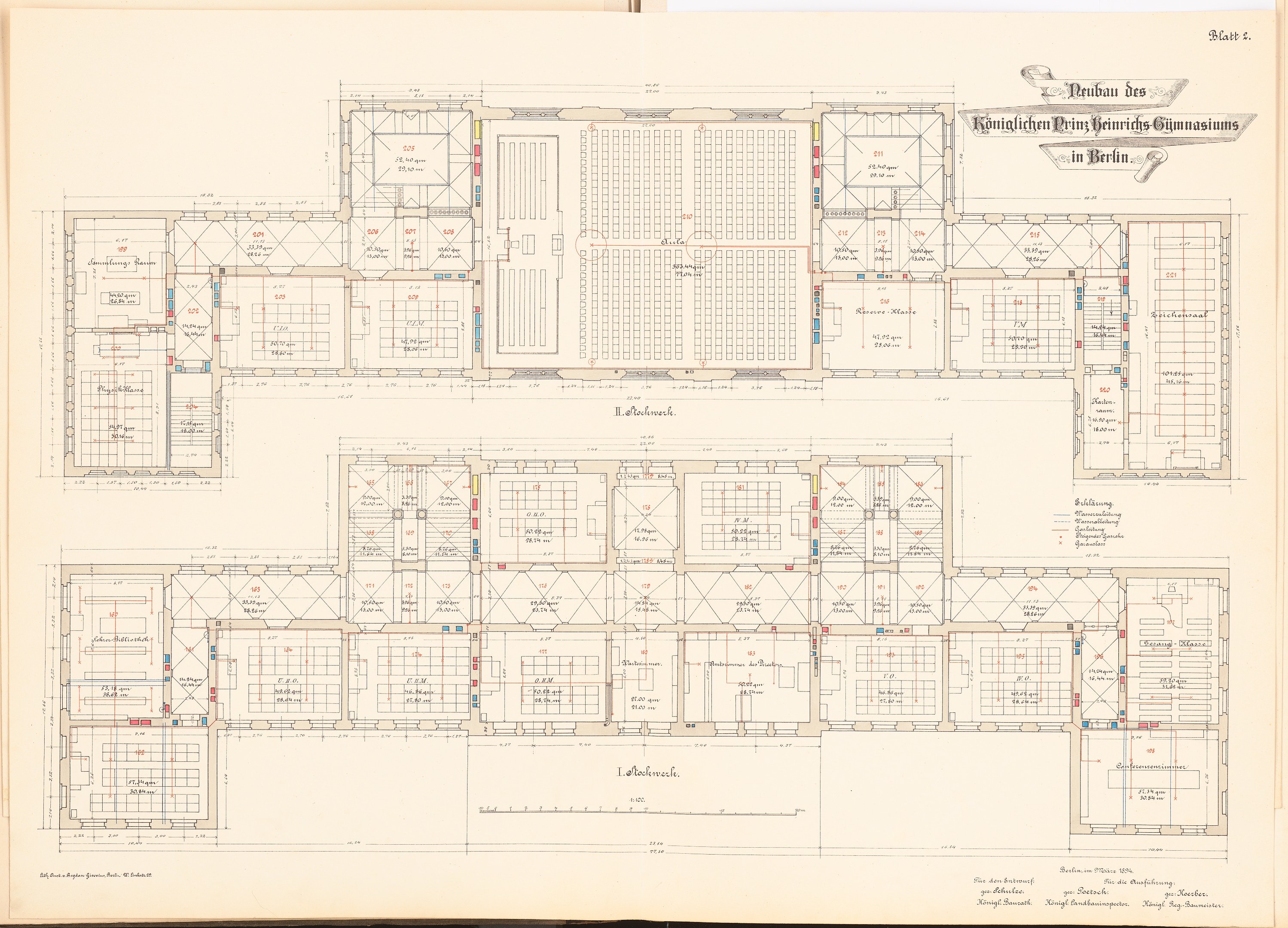 Offenes Buch mit detailliertem Grundriss des Berliner Olympischen Gymnasiums mit begleitendem Text, der das Layout beschreibt.