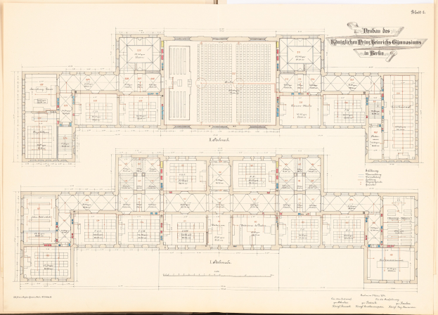 Offenes Buch mit detailliertem Grundriss des Berliner Olympischen Gymnasiums mit begleitendem Text, der das Layout beschreibt.