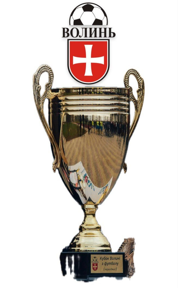 Ein goldener Pokal mit einem Fussball darauf, der ein Logo und Text trägt, vor einem weißen Hintergrund.