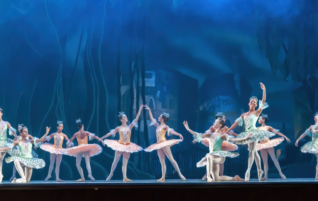 "Theater of Estrada Song" des Zentrums für Ästhetische Erziehung von Kindern der Oblast Nizhny Novgorod wird vor Beginn der "Nussknacker"-Vorstellung im Nizhny Novgorod TYUZ am 1. Juni auftreten