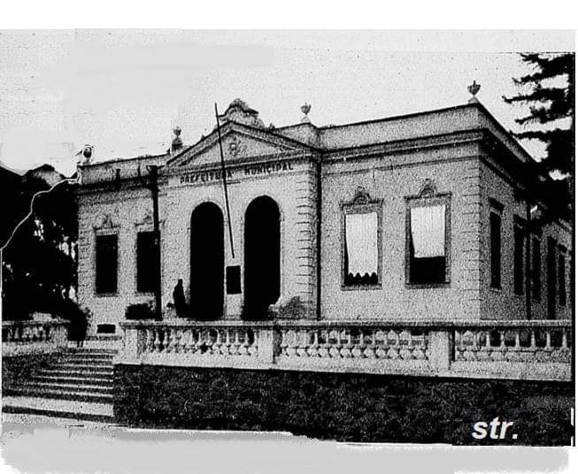 Schwarz-weiß-Foto eines Gebäudes mit Fenstern, Türen, Säulen, Treppen, Geländern, Pflanzen und Bäumen sowie einem Himmel als Hintergrund, beschriftet mit 'Präfektur-Municipal Office, San Francisco, Kalifornien'.
