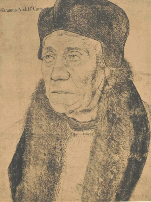 Eine ältere Frau mit schwarzem Hut und Nerzcape, die Hände verschränkt und einen sanften Ausdruck im Gesicht, das Haar ordentlich hochgesteckt und den Blick zur Seite gewandt.