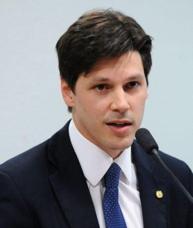 Ein Mann im Anzug spricht in ein Mikrofon an einem Rednerpult, wahrscheinlich zur Genehmigung eines Gesetzes zur Verbots des Internetgebrauchs durch die Regierung.