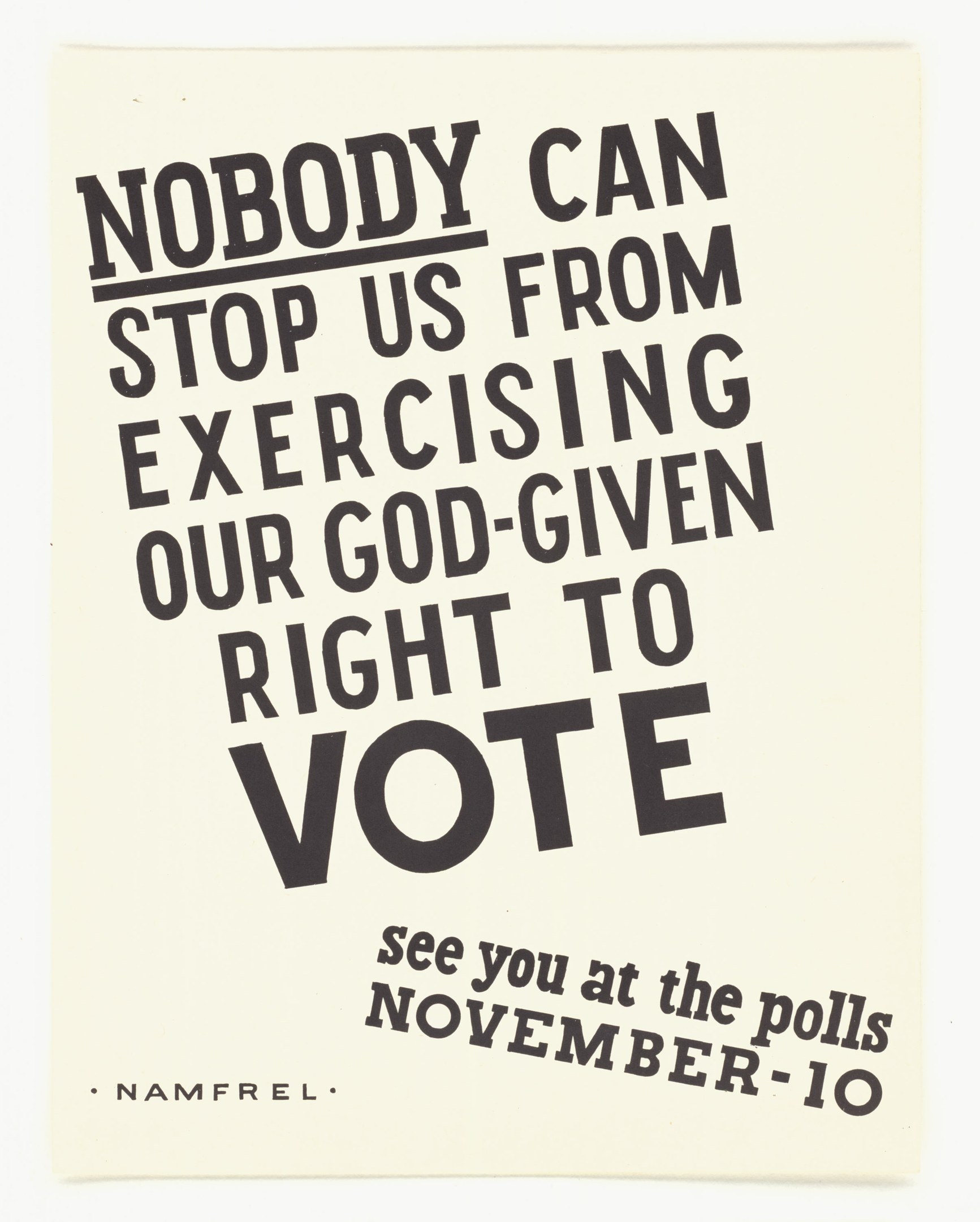 Ein Plakat mit fetter schwarzer Schrift auf einem weißen Hintergrund, eingerahmt von einem dünnen schwarzen Rand, trägt die Aufschrift "Niemand kann uns daran hindern, unser von Gott gegebenes Recht auf Wahl auszuüben."
