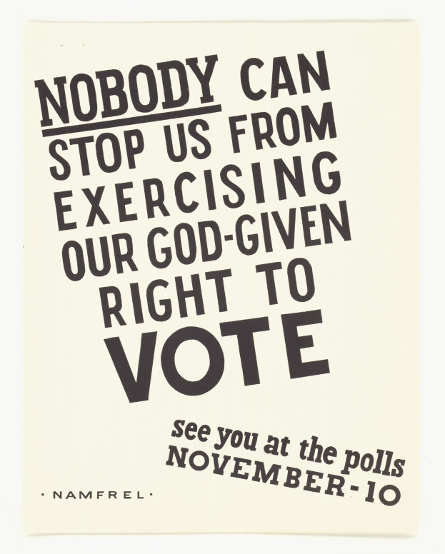 Ein Plakat mit fetter schwarzer Schrift auf einem weißen Hintergrund, eingerahmt von einem dünnen schwarzen Rand, trägt die Aufschrift "Niemand kann uns daran hindern, unser von Gott gegebenes Recht auf Wahl auszuüben."