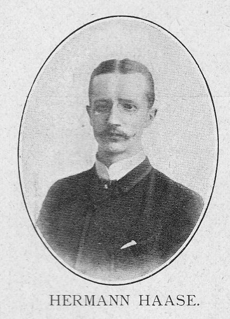 Schwarzes und weißes Portr├Ąt des deutschen Komponisten und Pianisten Hermann Haase in einem Anzug mit Schnurrbart, ernster Miene und deutschem Text unten.