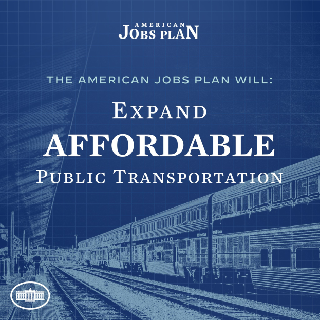 Plakat mit einer Bahn auf Schienen mit mehreren Menschen in der Nähe, das 'The American Jobs Plan Will Expand Affordable Public Transportation' bewirbt.