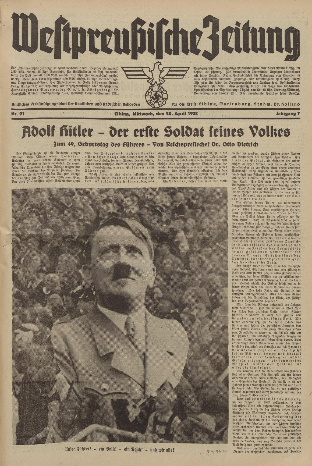 Schwarz-weiß-Fotografie von Adolf Hitler in einem schwarzen Anzug und weißem Hemd, der vor einer Menge steht und auf der Titelseite einer deutschen Zeitung mit der Schlagzeile "Adolf Hitler - Der Erste Soldat Feines Volkes" zu sehen ist.