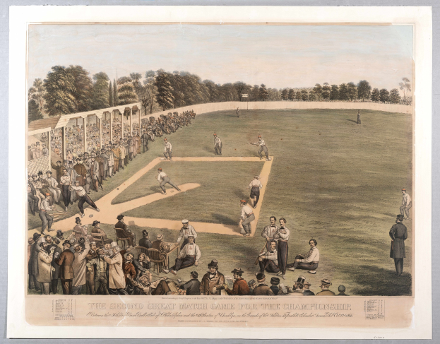 Eine Gruppe von Menschen spielt Cricket auf einem grünen Feld unter einem klaren blauen Himmel, mit Bäumen im Hintergrund und Text am unteren Rand, der "Das zweite große Match-Spiel um die Meisterschaft" lautet.