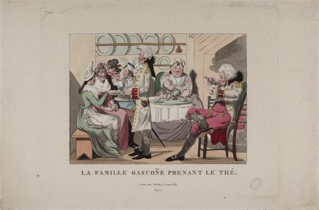 Eine Familie sitzt um einen Esstisch mit Tellern, Tassen und Untertassen, die eine Mahlzeit einnehmen, mit einem Regal voller Gegenstände im Hintergrund und Text am unteren Rand des Bildes.