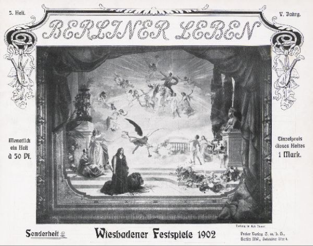 Schwarzes und weißes Foto einer Bühne mit Künstlern in traditioneller deutscher Tracht während der "Wiesbadener Festspiele 1902", mit einem applaudierenden Publikum im Hintergrund.