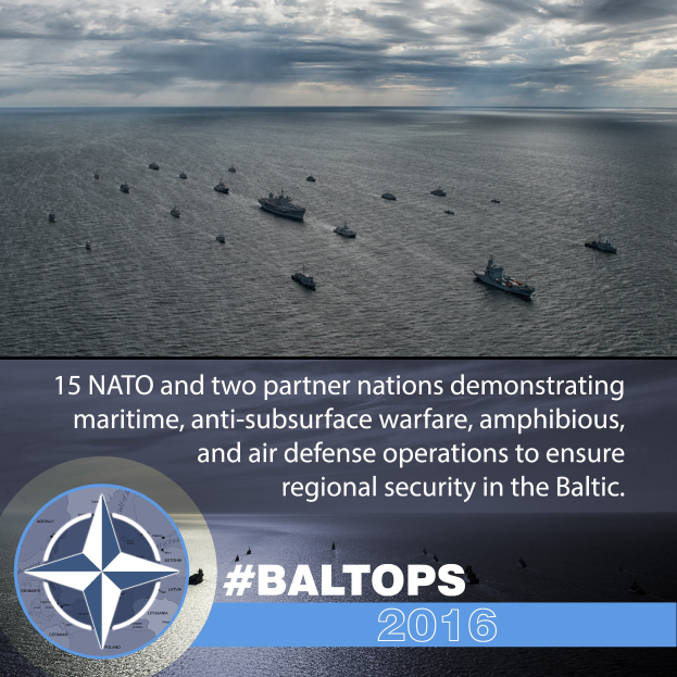 Schiffsverband auf dem Wasser mit bewölktem Himmel, Text und Logo unten mit der Aufschrift NATO und Partnerländer führen maritime und Luftverteidigung Operationen im Baltikum durch.