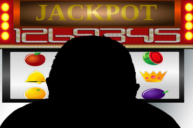 Ein Mann spielt an einem Slot-Automaten mit der Anzeige "Jackpot", umgeben von einer Tafel mit Text und Obstbildern, was auf ein Online-Casinospiel hinweist.