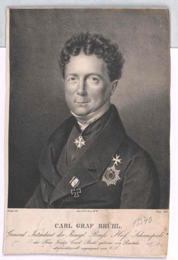 Ein Schwarz-Weiß-Porträt von Carl Graf Bruhl, einem General des Deutschen Reichs, in einem medalienbesetzten Mantel, mit Text auf einem Papier unten.