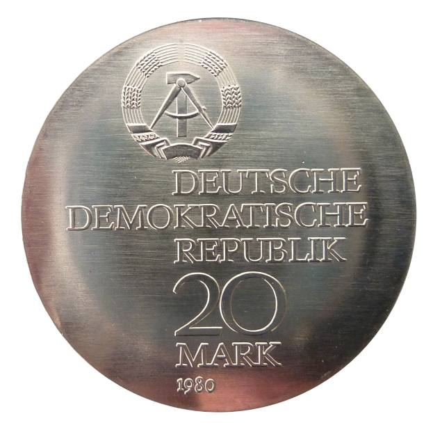 Eine Silbermedaille mit der Aufschrift "Deutsche Demokratische Republik" vor einem weißen Hintergrund.