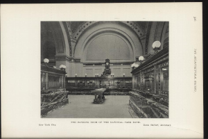 Schwarzes und weißes Foto des Bankettsaal der National Park Bank in New York City, mit Tischen, Lampen, einer Uhr an der Wand und Text unten.