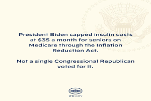 Plakat mit Logo und Text, das besagt "Präsident Biden beschränkte Insulin-Kosten auf 35 Dollar pro Monat für Senioren mit Medicare durch das Inflation Reduction Act."