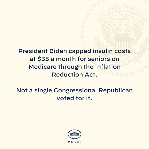Plakat mit Logo und Text, das besagt "Präsident Biden beschränkte Insulin-Kosten auf 35 Dollar pro Monat für Senioren mit Medicare durch das Inflation Reduction Act."