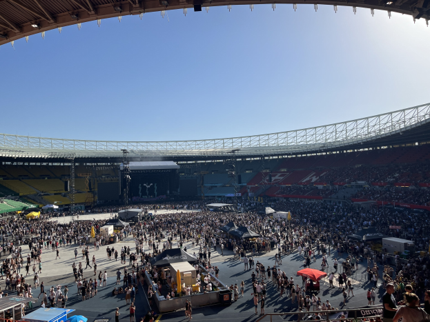 Eine große Menschenmenge versammelt sich vor einem Stadion, mit Zelten und Absperrungen, während der WM 2014.