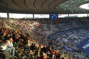 Sportsminister schaut FIFA WM mit Freunden