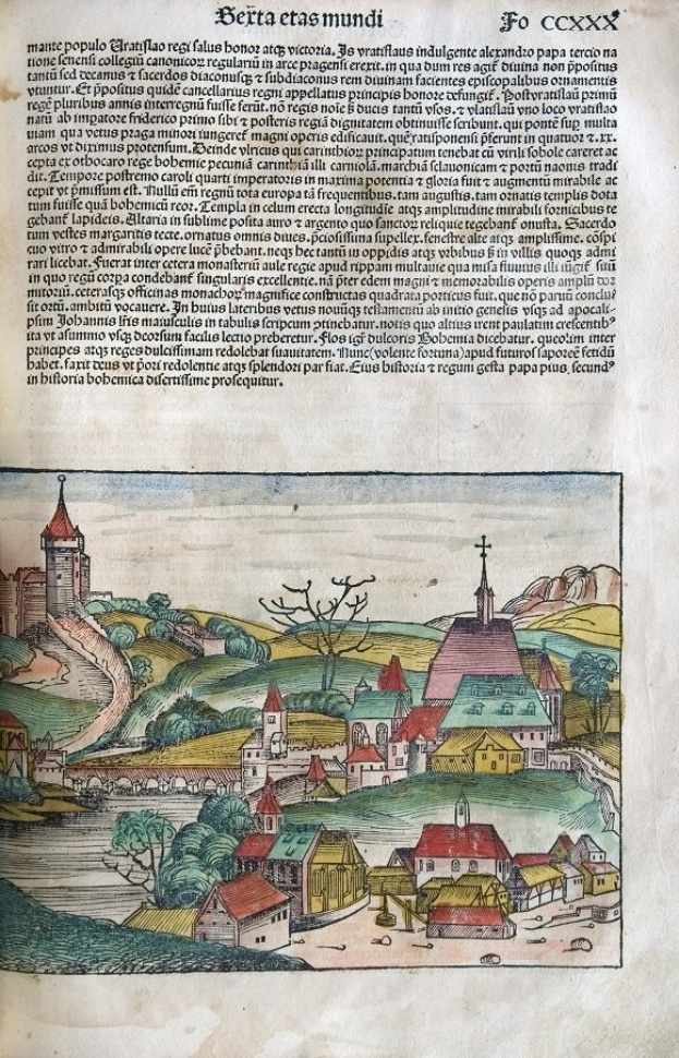 Offenes Buch mit einer detaillierten Illustration einer Kleinstadt mit Häusern, Bäumen, Hügeln und einem Gewässer, begleitet von Text.