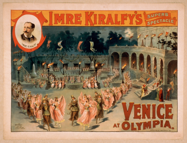 Plakat für Imre Kiralfys Super-Spektakel in Venedig in Olympia, das kostümierte Performer vor einem gebogenen und säulengeschmückten Gebäude mit Laternen und Bäumen im Hintergrund zeigt.
